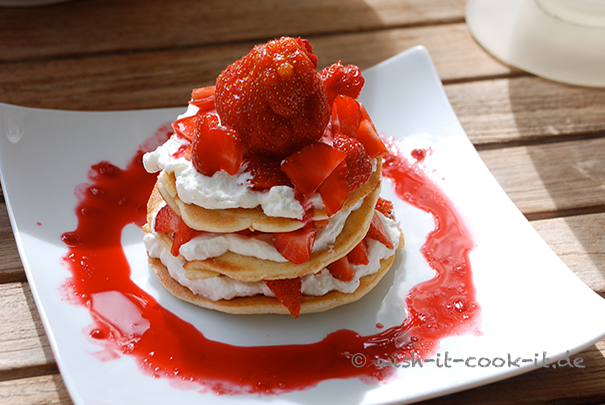 Pfannkuchen-mit-Erdbeeren