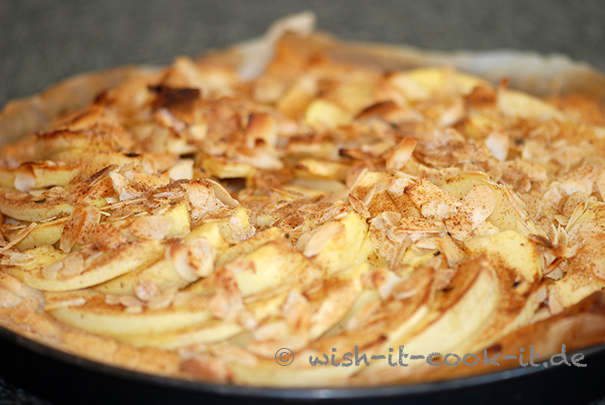 Apfelkuchen-auf-Blätterteig-mit-Marzipan