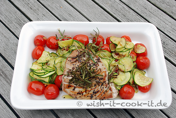 Thunfisch-auf-Zucchini-mit-Tomaten