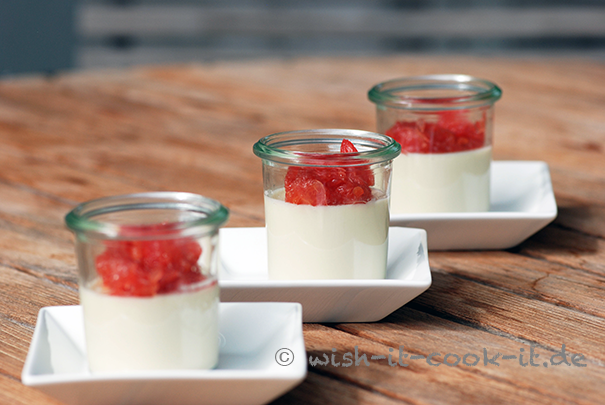 Panna-Cotta mit Kokosfruchtsirup