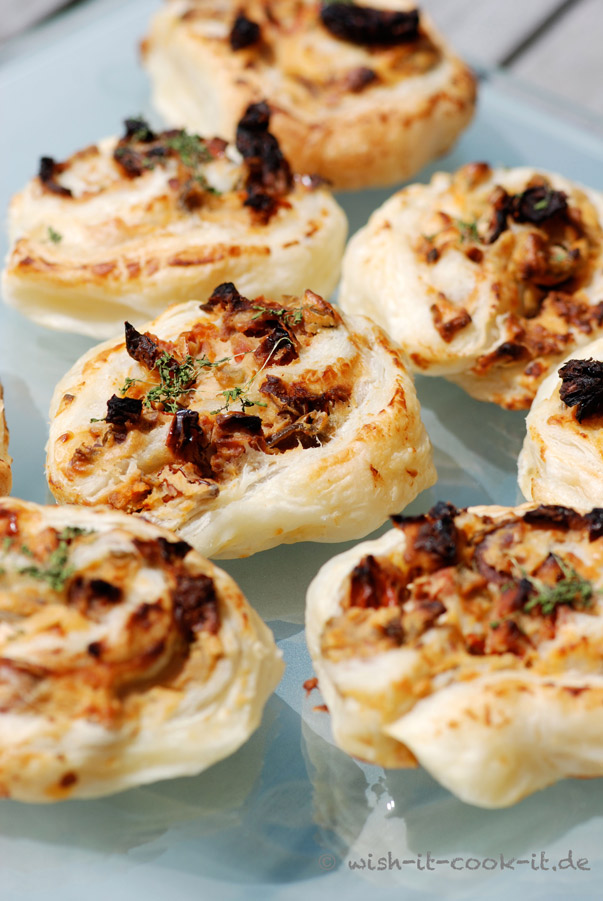 gefüllte Blätterteigschnecken mit Tomaten Oliven