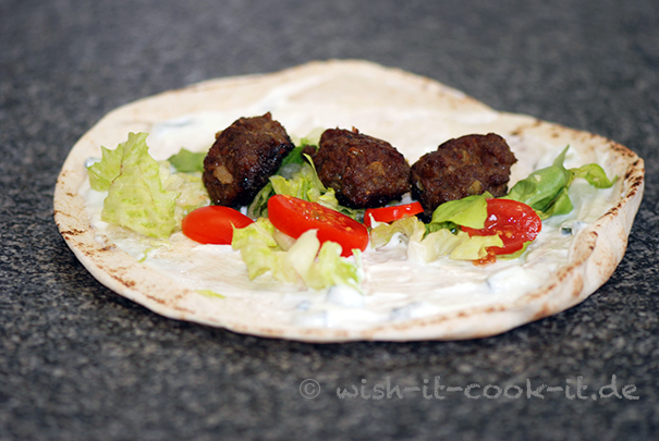 Hackbällchen mit Fladenbrot