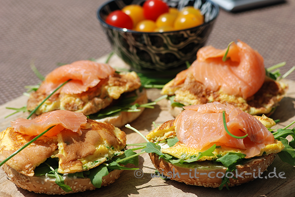 Lachs-Rührei-auf-Bagel