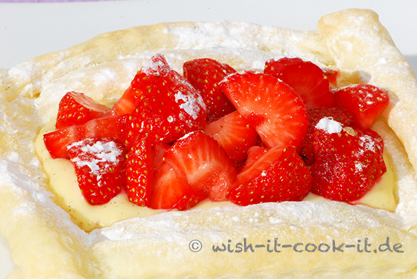 Blätterteig-mit-Vanillecreme-und-Erdbeeren