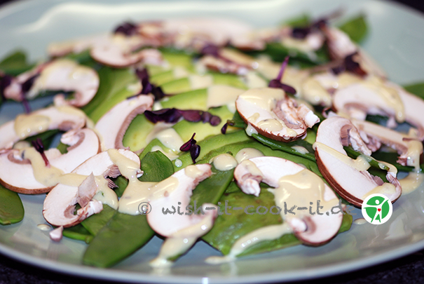 Gemüsesalat-mit-Avocado-basisch