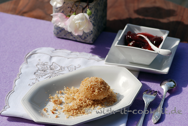 Topfenknödel mit Pflaumenröster
