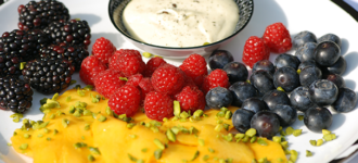 Obst-mit-Pistaziensahne